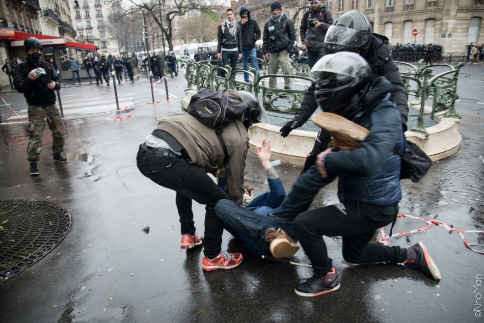 Fail: Quand un manifestant oublie d'enlever son autocollant CNT après  avoir enfilé son brassard Police : r/france