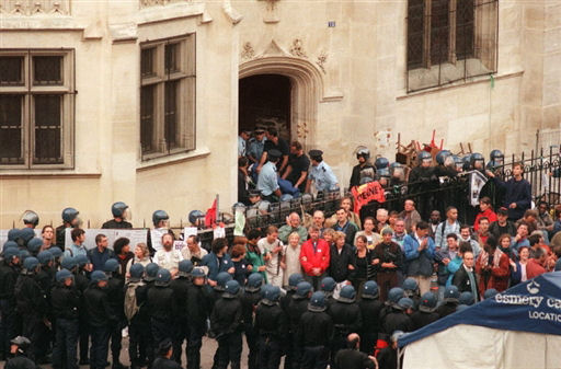Paris, 1996 : expulsion de l'église Saint-Bernard